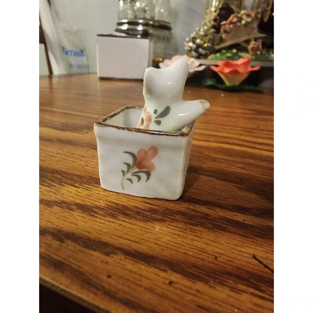 Vintage Porcelain‎ Miniature Handcrafted Kitten Cat In Floral Basket Trinket